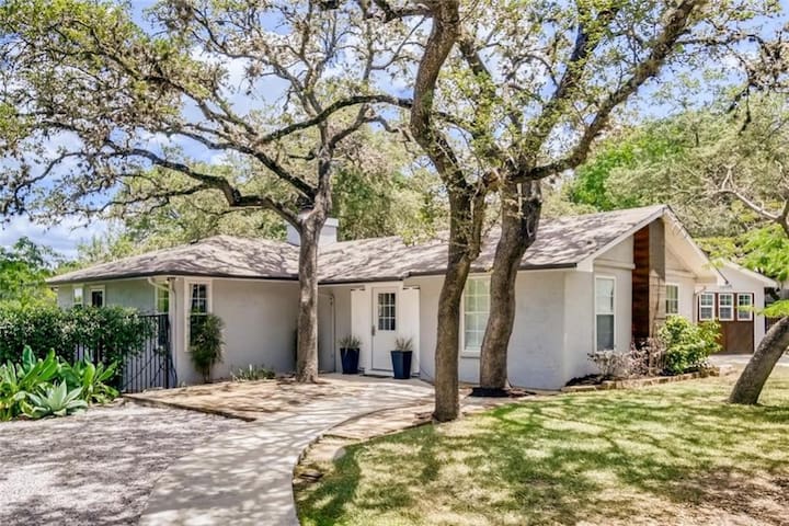 Private pool walking distance to Lake Travis
