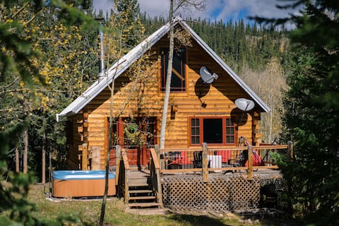 Secluded, cozy cabin w/ hot tub - 30 min to Breck