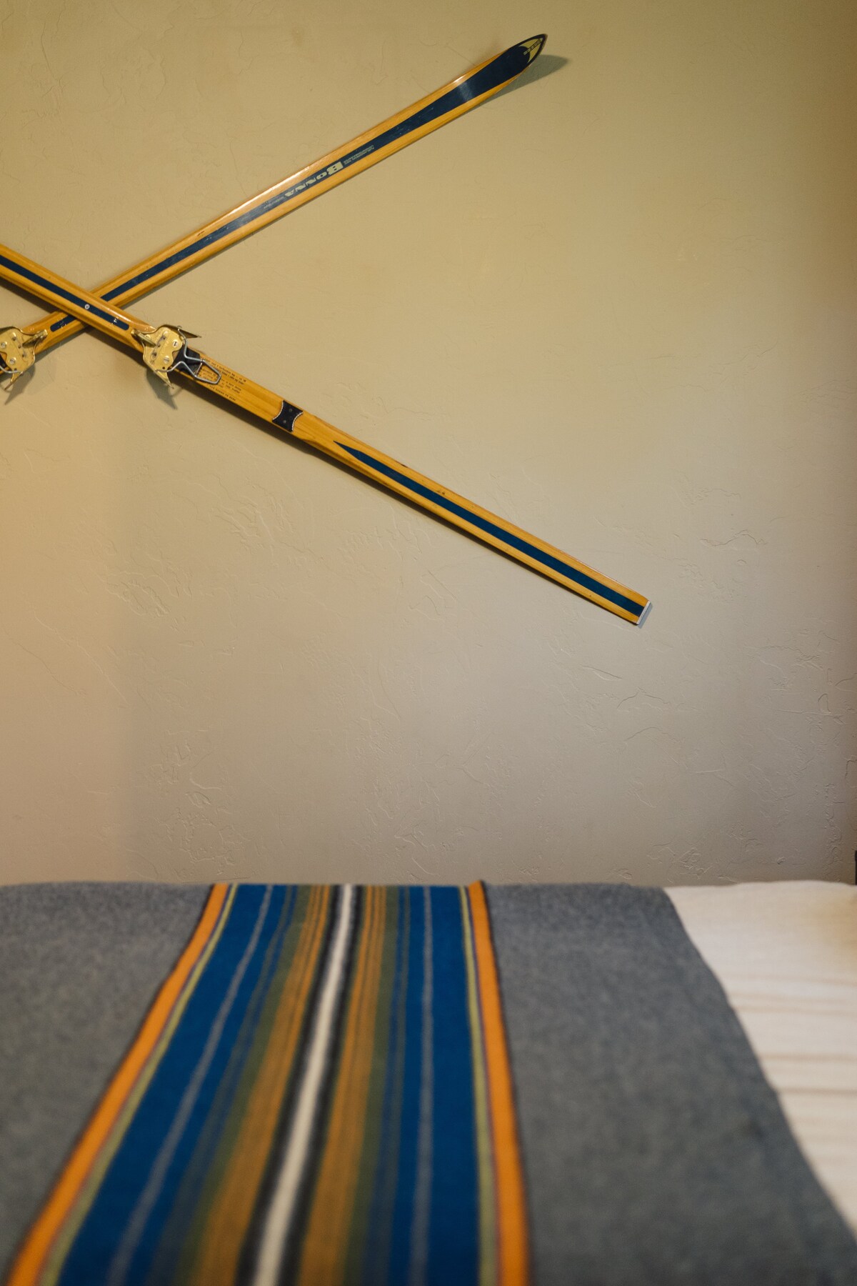 De hoofdslaapkamer beneden is voorzien van vintage ski-decoratie, een flanel dekbed en een zacht tapijt. Daarnaast heeft de kamer een luchtbevochtiger en een witte ruismachine om je te helpen comfortabel te slapen.