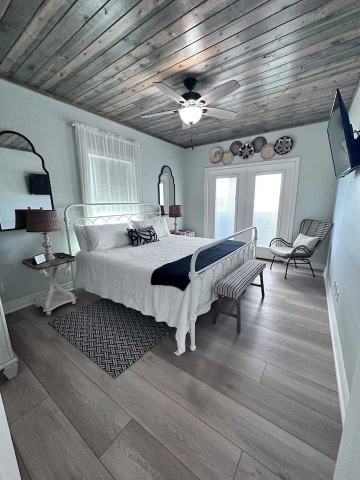 Bedroom 1 (King)