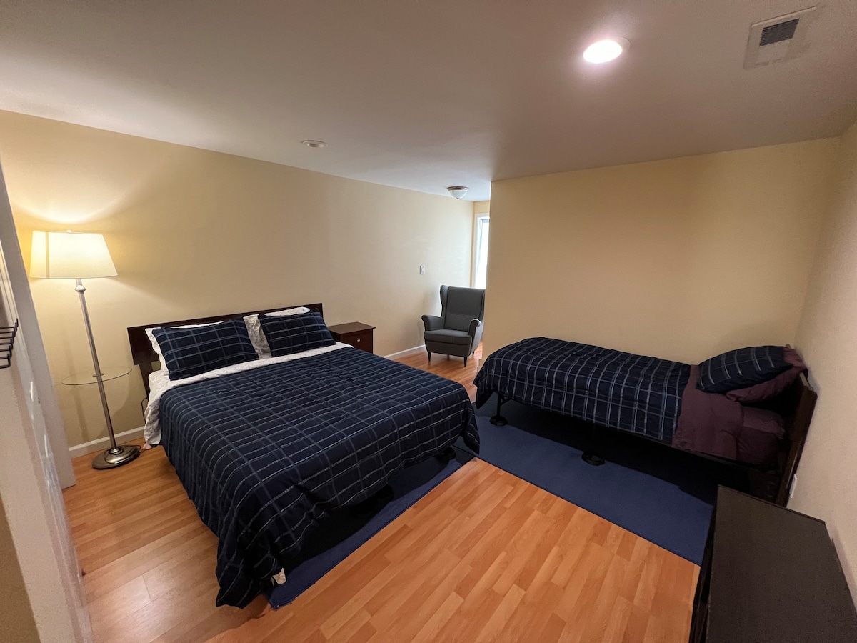 ห้องนอน #2 (เตียงควีนไซส์ 1 หลังและเตียงเดี่ยว 1 หลัง)