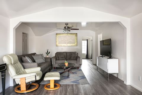 Top Airbnb: Charming House w/ Relaxing Patio in Westlake