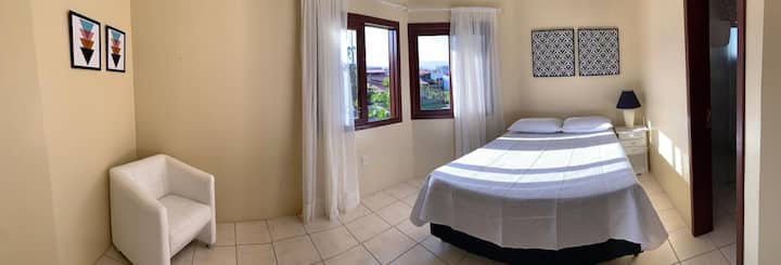 Suite 2 (ghorofa ya juu) - Double sanduku kitanda na dari shabiki