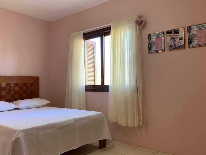 Suite 3 (ghorofa ya juu) , na kitanda mara mbili, godoro mpya na shabiki wa dari.