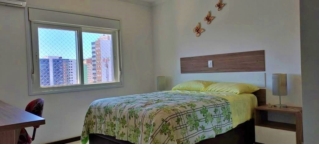 Habitación doble con ventilador, mesa y silla para oficina en casa y vista a la zona central