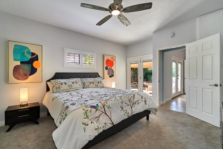 Camera da letto principale con bagno interno e portefinestre per patio posteriore, vasca idromassaggio e piscina.  Questa camera è dotata, inoltre, di una TV da 65".  Le porte francesi hanno un'ombra interna dalla privacy.