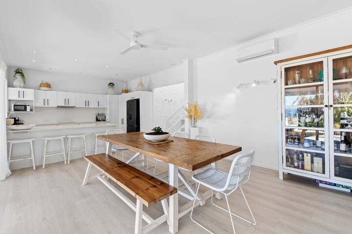 “WHITE BEACH HOUSE” High on Belmore, PETS welcome gallery image 4