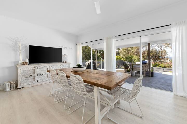 “WHITE BEACH HOUSE” High on Belmore, PETS welcome gallery image 3