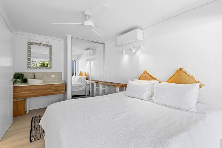 “WHITE BEACH HOUSE” High on Belmore, PETS welcome gallery image 5