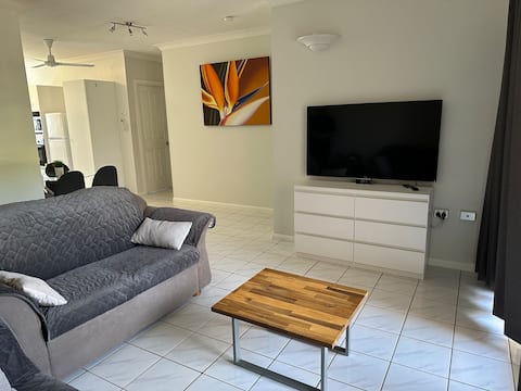 Modern, Spacious Close to Cairns City free WIFI