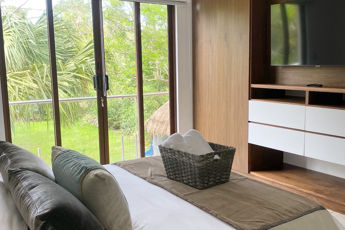 Ოთახი № 3 - Queen საწოლით, ცალკე აბაზანა-ტუალეტით.

Ყველა ოთახს აქვს ბუნებრივი განათება ხედებით, საკუთარი სრული აბაზანა, სმარტ-ტელევიზორი და კარადა. 