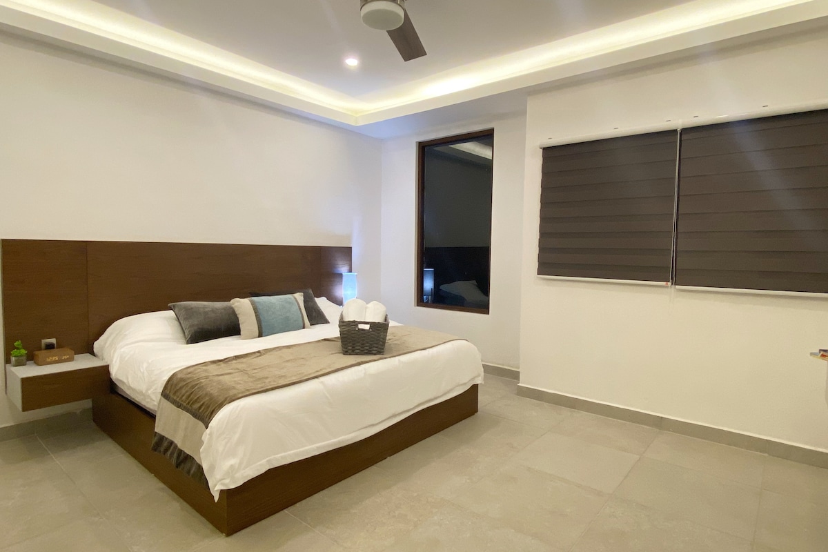 Ყველა ოთახი ვენტილატორითა და კონდიციონერით, სმარტ-ტელევიზორით, საკუთარი სააბაზანოთი. 
Ორი (2) (2) სასეირნო კარადა. 

Ყველა ოთახს აქვს ვენტილატორი, A/C, სმარტ-ტელევიზორი და საკუთარი აბაზანა-ტუალეტი. 
Ორ (2) ოთახს აქვს სასეირნო კარადა.