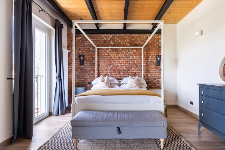 Main/1st bedroom