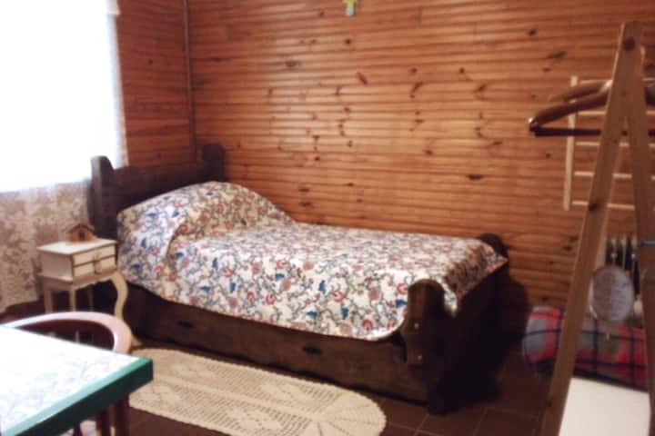 Room 1 with 2 single beds.