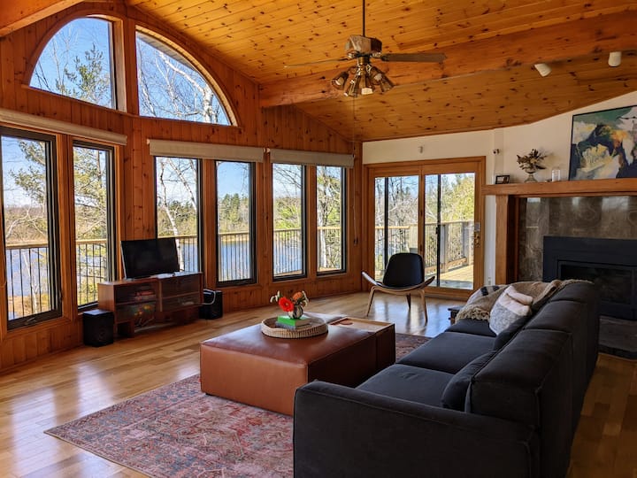 Lakefront Family Cottage on Quiet Private Lake