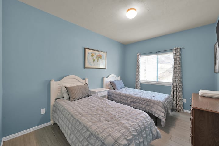 Двокреветна соба за деца или возрасни. Лесно и проветрено, но со светло затемнувачки завеси за одличен сон. 