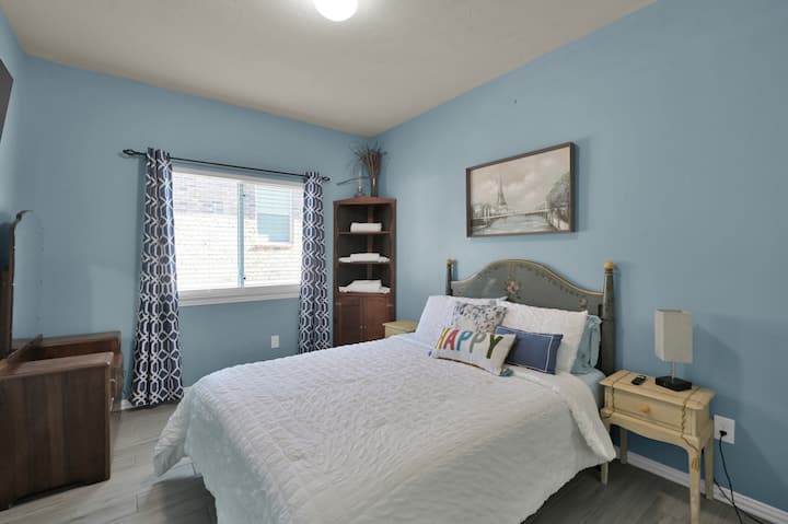 Собата со брачен кревет (широк 150-179 см) во викторијански стил е една од двете гостински соби. Паметниот телевизор и многу постелнина ја прават оваа соба хит за сите наши гости