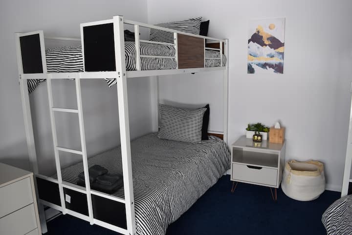 Საძინებელი - გვერდიგვერდ ორსართულიანი საწოლები