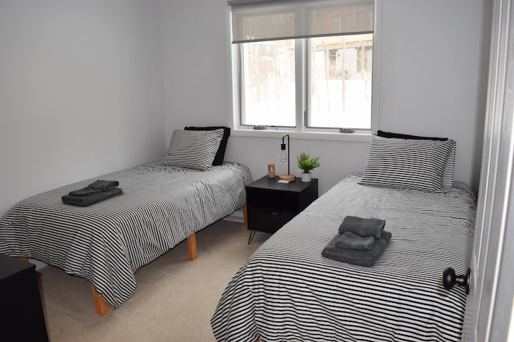 Საძინებელი - გვერდიგვერდ ორადგილიანი საწოლები