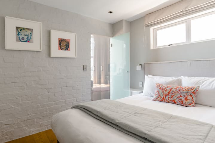 2-bed Double Volume Opulence | Magnificent Views gallery image 3