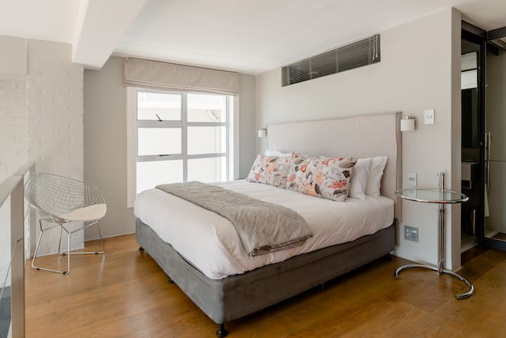 2-bed Double Volume Opulence | Magnificent Views gallery image 4