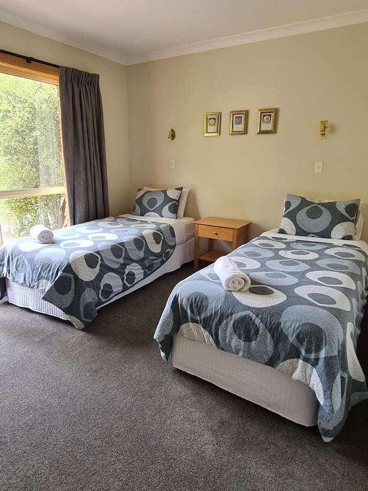 غرفة نوم ثانية مع خيار إما سريرين فرديين كبيرين ، أو سرير كبير