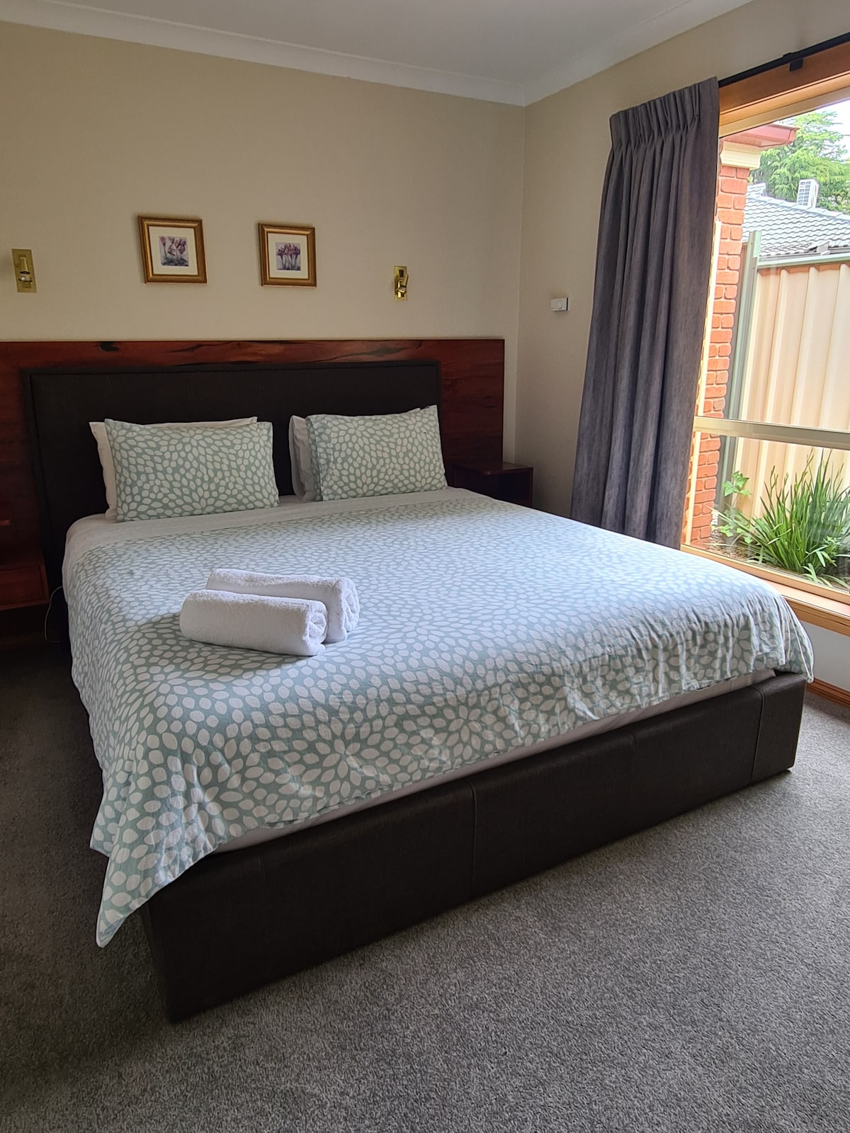 Camera da letto principale con lussuoso letto king-size completamente rivestito