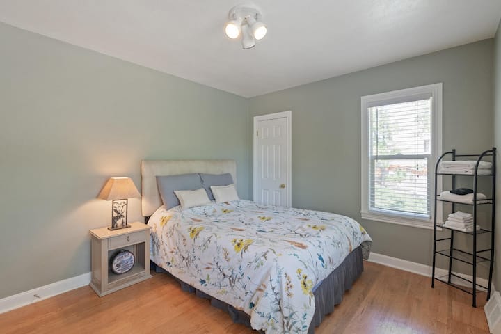 Kaa kitandani kwa muda mrefu kidogo kwenye kitanda hiki chenye starehe cha aina ya queen.