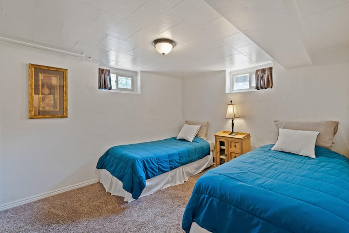 Vitanda viwili vya kustarehesha vya ukubwa mmoja.