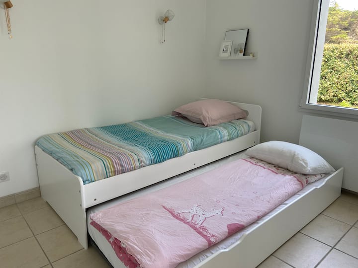 საძინებელი 1: გამოსაწევი საწოლები 90 სმ