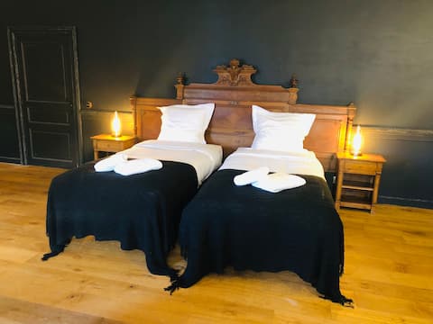 "Le Cèdre" Bed and Breakfast in a Medieval Castle