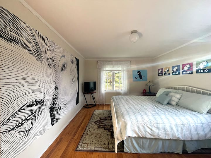 تحتوي غرفة القصة على سرير بحجم كينغ ونصف حمام. يتم عرض مجموعة متنوعة من الأعمال الفنية السردية. تلفزيون روكو. أحضر بيانات اعتمادك لاستخدام Netflix أو اشتراكات البث الأخرى.