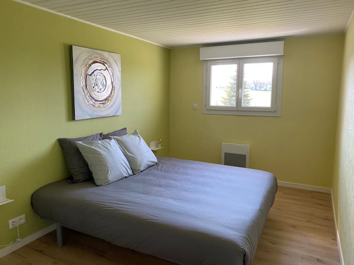 Sakafu ya chumba: 
kitanda cha ukubwa wa king 180 x 200 au uwezekano wa kutengeneza vitanda 2 90x200