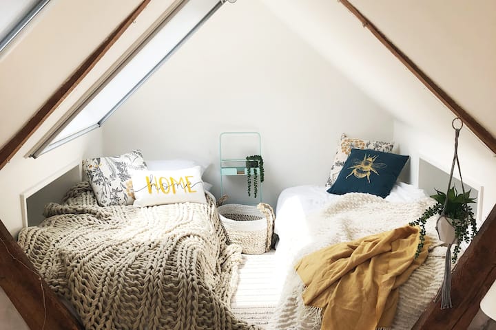 Al dormitorio del loft se accede a través de la escalera de caracol. Esta habitación no está disponible a menos que sea obligatorio específicamente para grupos de más de 6 personas. Mi hijo de 12 años duerme aquí con amigos. Los niños pequeños están en riesgo debido a la altura del rellano y la barandilla