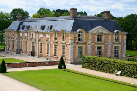 Gite des Cerfs, 13 people, courtyard, Château Ferté-Aubin