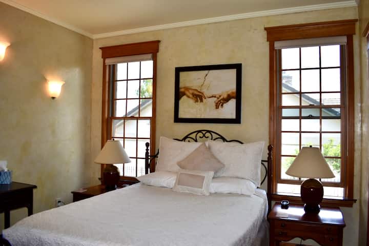 Една от двете двойни стаи за гости