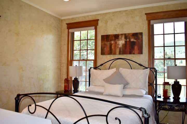 Една от двете двойни стаи за гости