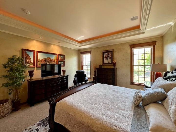 Ще се почувствате поглезени да си легнете в тази прекрасна родителска спалня с двойно легло.