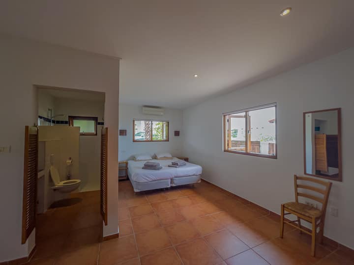 חדר שינה ראשי עם חדר רחצה צמוד