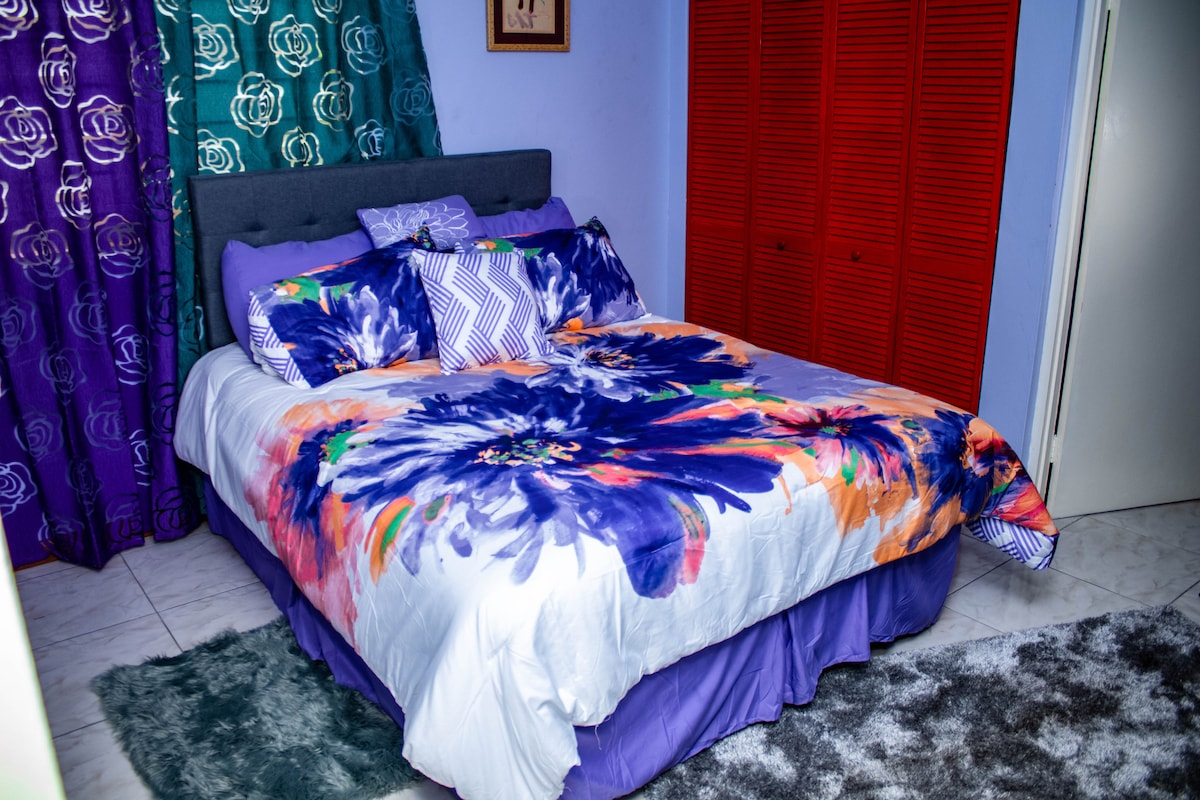 Спална соба 2 - плакар и прозорци кон дворот, удобен кревет и перници, меки килими во кои може да ги потопите прстите на нозете.