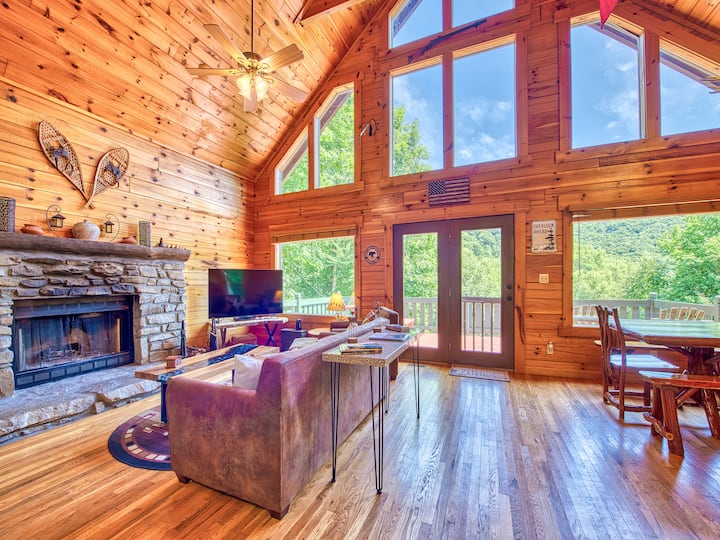 Mountain Escape With Fantastic Views & Hot Tub! - North Carolina
