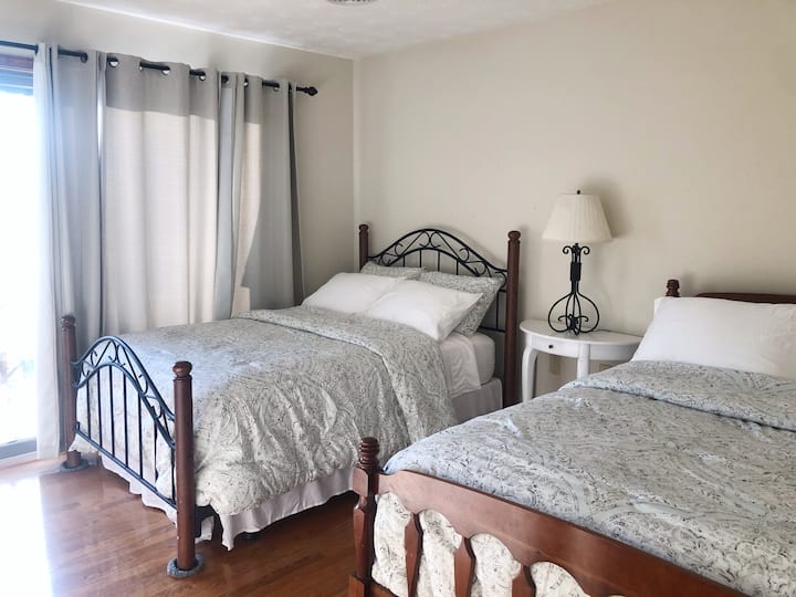 La camera da letto al secondo piano ha 2 letti completi con tende oscuranti, una bella luce naturale quando lo desideri e il balcone Romeo con vista sulla proprietà e sul fiume.