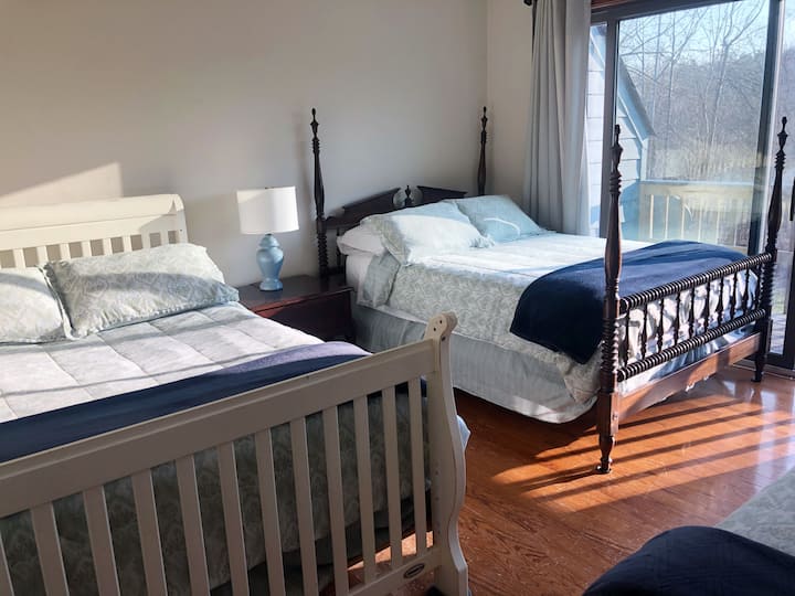 La camera da letto al secondo piano ha 2 letti completi e 1 letto matrimoniale grande con tende oscuranti, una bella luce naturale quando lo desideri e il balcone Romeo con vista sulla proprietà e sul fiume.