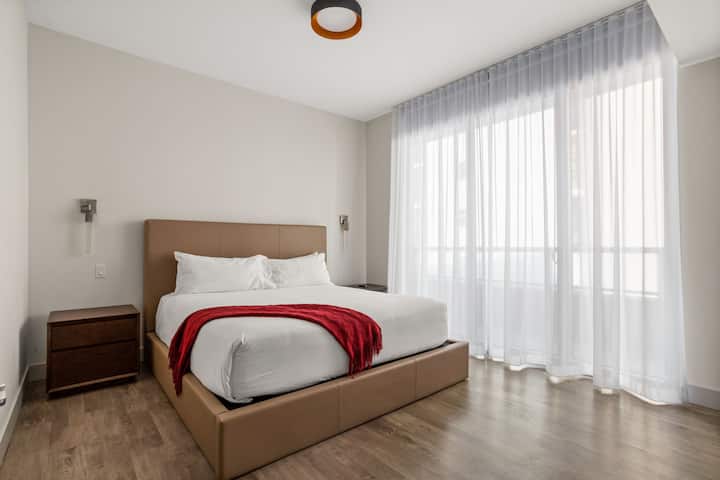 ห้องนอนใหญ่ที่ได้รับการออกแบบอย่างสวยงามพร้อมเตียงคิงไซส์ที่สะดวกสบายและตู้เสื้อผ้ากว้างขวางมีทางเข้าส่วนตัวไปยังระเบียงพร้อมวิวทะเลที่สวยงาม ห้องนอนมีห้องน้ำส่วนตัวที่มีของจำเป็นครบครัน 
