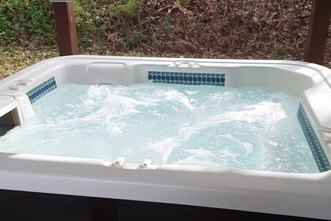 Magnolia Cabin with Private Hot tub in the Ozarks