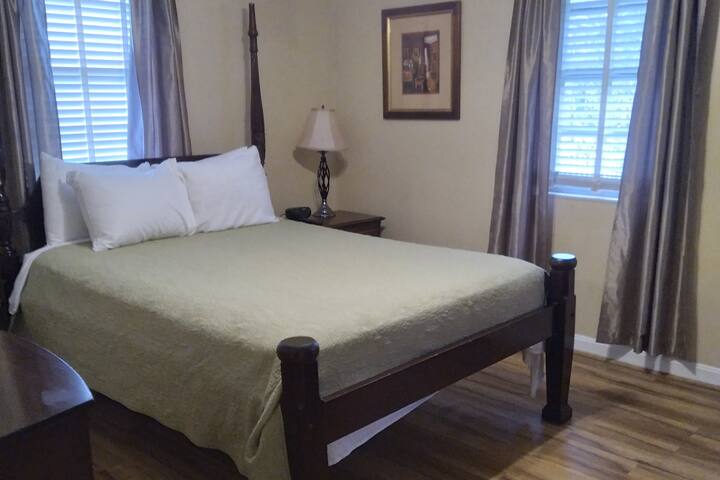 Dormitorio principal (tiene un baño adjunto con ducha de pie) Mesas de noche, tocador, amplio espacio en el armario. 