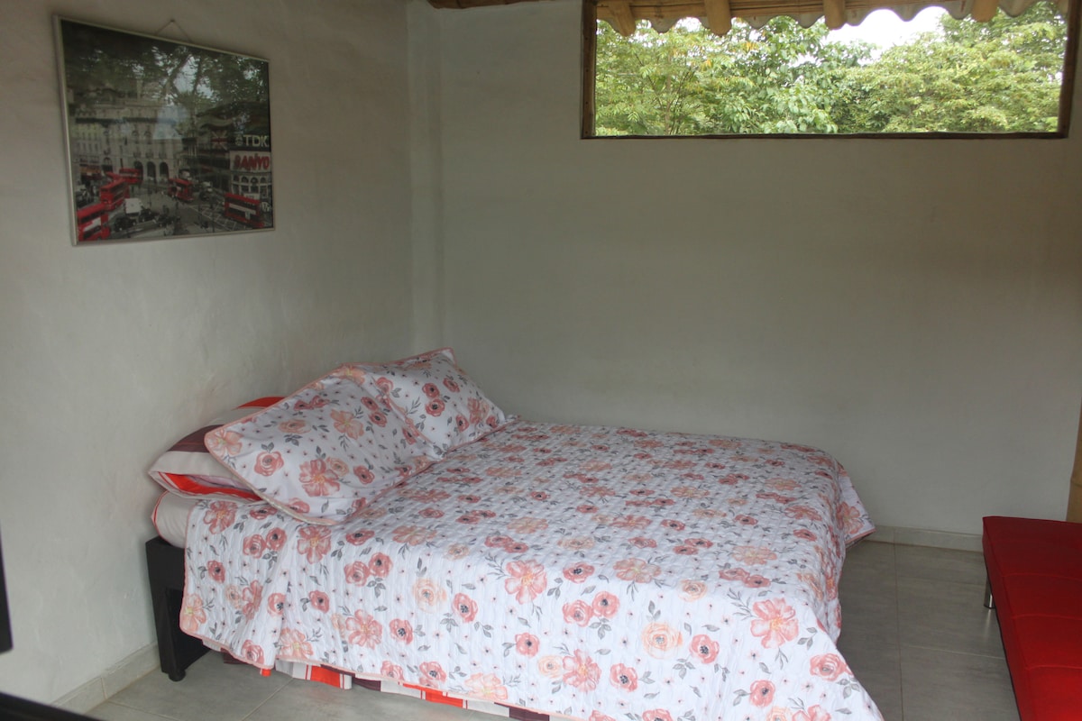 Соба 2: прв кат, директен базен и поглед кон планината