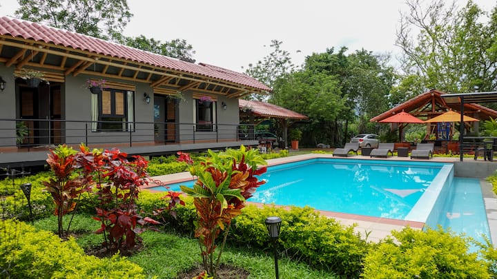 Nature and relax: swimming pool, BBQ, Wi-Fi, games