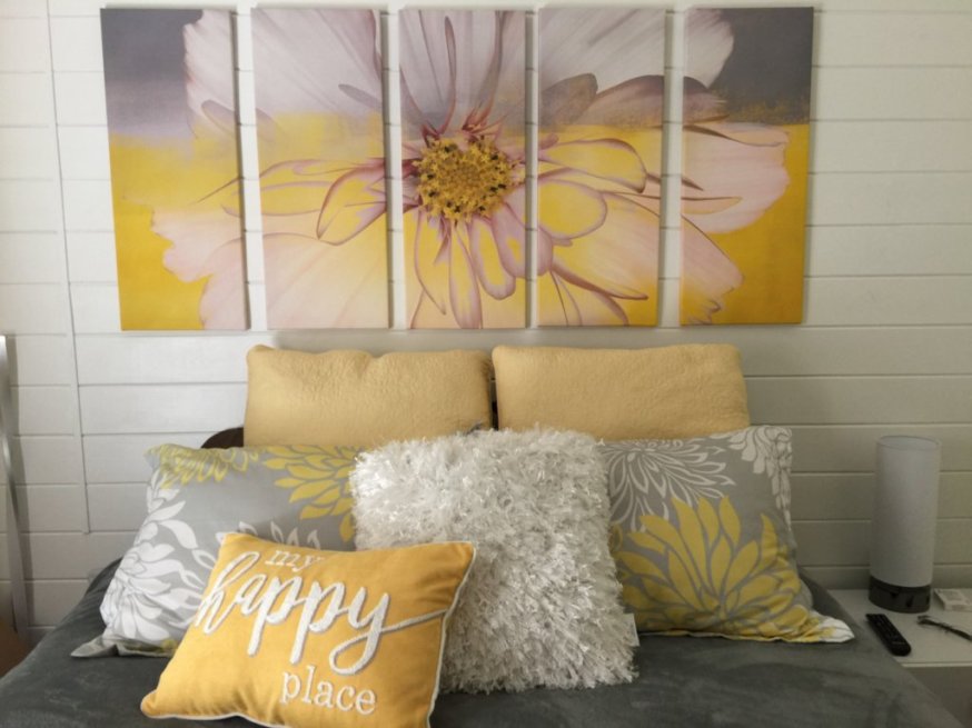 Spavaća soba nedavno je renovirana sa suvremenom temom - svijetla i vesela!