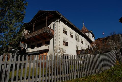 Entire house in a central & quiet location in Bergün